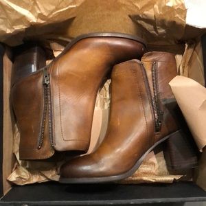 NWT Frye boots Addie double zip in whiskey color